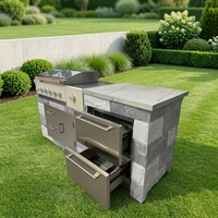 Cuisine extérieure BBQ en pierre culturelle grise résistante aux intempéries avec plan de travail plat, brûleur latéral, tiroir de rangement pour réfrigérateur et comptoir en marbre