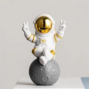 Juego de 3 estatuas de astronauta blanco dorado, figuritas de Escultura del espacio exterior para decoración del hogar, adornos para pasteles - Product Image 5
