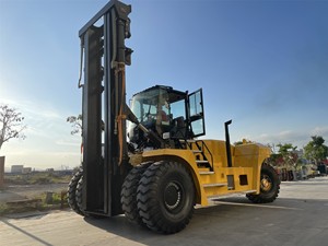 Pour 40 tonnes, avec mât à deux étages et fourche de 2400 mm de longueur, le moteur fournit une puissance et des heures de fonctionnement prolongées. Capacité de 40 tonnes - Product Image 5