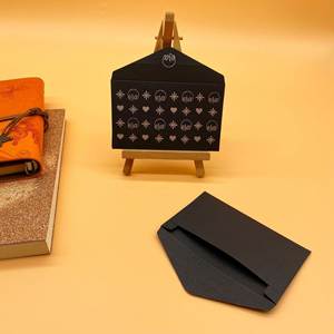 Sobres de Cartón Negro Reciclado Personalizados para Tarjetas de Hotel, con Logotipo en Lámina Dorada, Papel Premium Kraft - Product Image 6