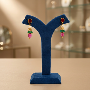 Elegantes Pendientes de Oro con Piedra Roja, Cuentas Verdes y Detalles de Perlas |   Joyería Étnica Tradicional para Mujer - Product Image 1