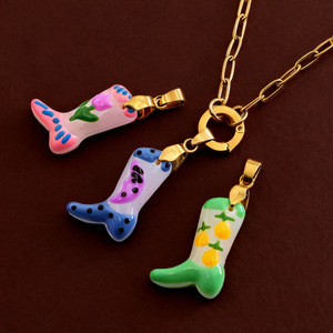 Breloque de botte de cowgirl peinte |   Pendentif en forme de botte de cowboy occidentale en acier inoxydable plaqué or 18K PVD émaillé pour la fabrication de bijoux - Product Image 5