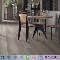 Vente en gros Revêtement de sol en vinyle à âme rigide Revêtement de sol en bois gris en planches en PVC résistant aux rayures, ignifuge, insonorisant
