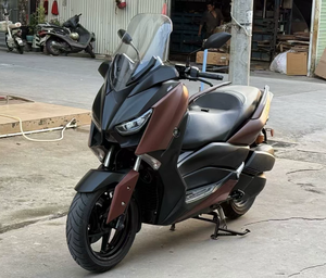Yamaha <span class=keywords><strong>XMAX</strong></span> 300 - Diseño Elegante, Motor Monocilíndrico de 292 cc, Ideal para Recorridos Urbanos y de Larga Distancia - Product Image 1