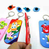 Nouveau design, breloque de chaussure 3D en caoutchouc fluorescent motif dessin animé, durable, compatible avec porte-clés, idéal pour clés de voiture, breloques de sac et ornements.