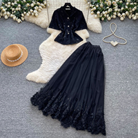 Ensemble de 2 pièces pour femmes, haut à manches courtes à col en V avec dentelle romantique française, jupe longue en maille, tenues élégantes pour les vacances d'été