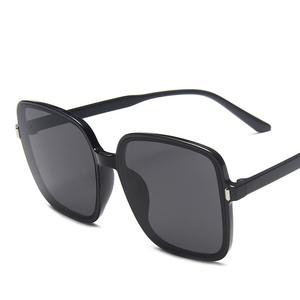 แว่นกันแดดแบบยูนิเซ็กส์ กรอบใหญ่สีดำ วัสดุ PC ป้องกันรังสียูวี 400 สไตล์แฟชั่น - Product Image 1