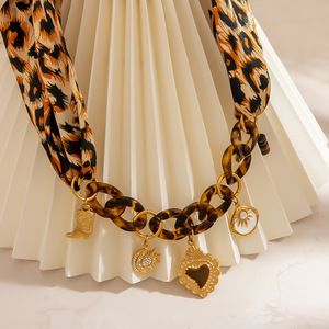 Collar de Aleación de Zinc con Forma de Corazón Estilo Europeo Americano, Cadena de Clavícula con Acrílico, Joyería de Alta Gama, Ligera y de Lujo - Product Image 2