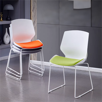 Chaise de bureau moderne la plus vendue pour la maison, l'école, les étudiants, en plastique empilable, idéale pour les hôtels, les hôpitaux, les écoles et les bureaux