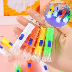 Mini linterna LED con llavero, juguete de plástico que se ilumina para niños de 2 a 4 años, linterna de mano unisex, colorida - Product Image 1