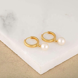 Boucles d'oreilles Huggie en argent 925 avec perles d'eau douce, design classique et moderne, bijoux de mode délicats de haute qualité - Product Image 3