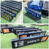 Panneaux suspendus lumineux à LED en aluminium sur mesure, formes personnalisables pour la publicité directionnelle, utilisation en parking souterrain