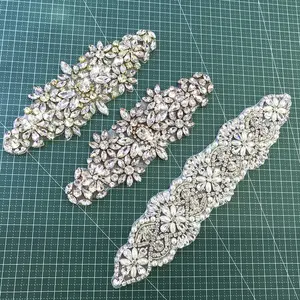 S627 applique in strass di cristallo con perline fatte a mano cucire su toppe tessili da ricamo da sposa