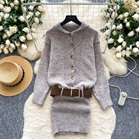 Robe pull moulante élégante et chaude pour femme, tricotée à manches longues, boutonnée et ceinturée, idéale pour le quotidien en hiver