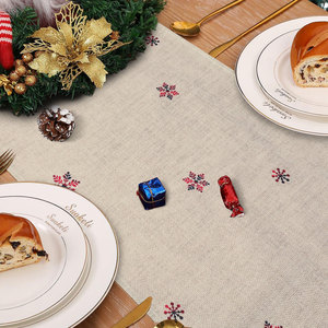 Ensemble de 5 chemins de table en tissu haute densité imprimé à carreaux <span class=keywords><strong>Buffalo</strong></span> et sapins de Noël, et set de dessous de plat 12x18 pouces pour la décoration de table - Product Image 2