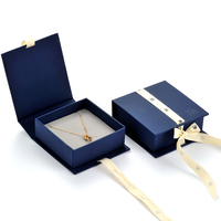 GLAMPKG Custom con impresso Logo blu scuro a forma di libro confezione regalo di carta portagioie con Logo personalizzato Design nastro