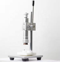 Machine manuelle à sertir les bouchons de colliers en métal pour les joints de pulvérisation des bouteilles d'emballage alimentaire.
