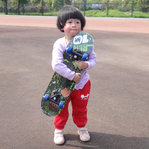 Patineta Mickey Kids 2406 Double Kick Cruiser de madera de arce, resistente, para niños de 6 a 12 años, estilo moderno, origen Zhejiang. - Product Image 2