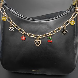 2025 concepteur cerise fleur coeur pendentif <span class=keywords><strong>sac</strong></span> <span class=keywords><strong>à</strong></span> <span class=keywords><strong>main</strong></span> breloques décor métal <span class=keywords><strong>mousqueton</strong></span> boucle <span class=keywords><strong>sac</strong></span> chaîne pour femmes <span class=keywords><strong>sac</strong></span> <span class=keywords><strong>à</strong></span> <span class=keywords><strong>main</strong></span> accessoires - Product Image 1
