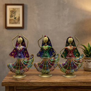 Juego de 3 Muñecas de Metal Hechas a Mano para Danza Gagri |   Figuras de Bailarinas Rajasthani de Arte Folclórico Pintadas a Mano y con Relieve |   Decoración Étnica para el Hogar - Product Image 3