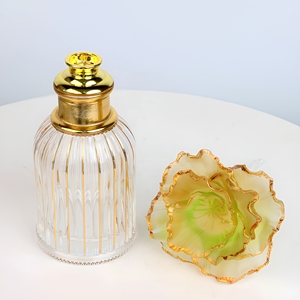 Botella de Perfume de Vidrio Facetado Recargable con Tapa Floral Dorada y Tapa Artesanal Glaseada para Decoración y Exhibición de Fragancias en el Hogar - Product Image 3