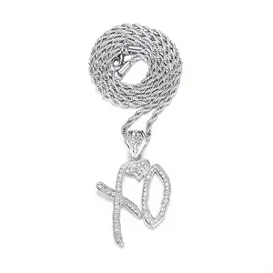 Chaîne Twist Hip Hop avec Alliage et Diamant Lettre Anglaise XO Pendentif Collier en Acier Inoxydable