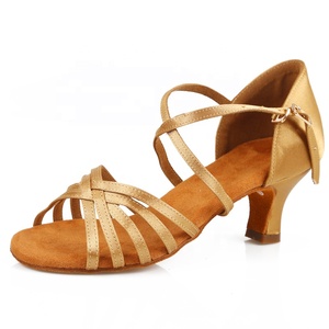 Chaussures de danse et de salsa en satin noir pour femmes Bottes de salle de bal/latine avec doublure en cuir véritable Sandales de danse pour filles - Product Image 6