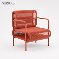 Ensemble table et chaises de café d'extérieur en alliage d'aluminium design moderne, résistant aux intempéries et durable pour les patios d'hôtels et de complexes hôteliers