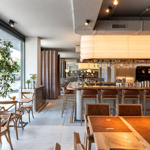 Estructura robusta de barra curva para cafetería moderna; diseño ecológico con encimera de madera y estantes integrados - Product Image 5