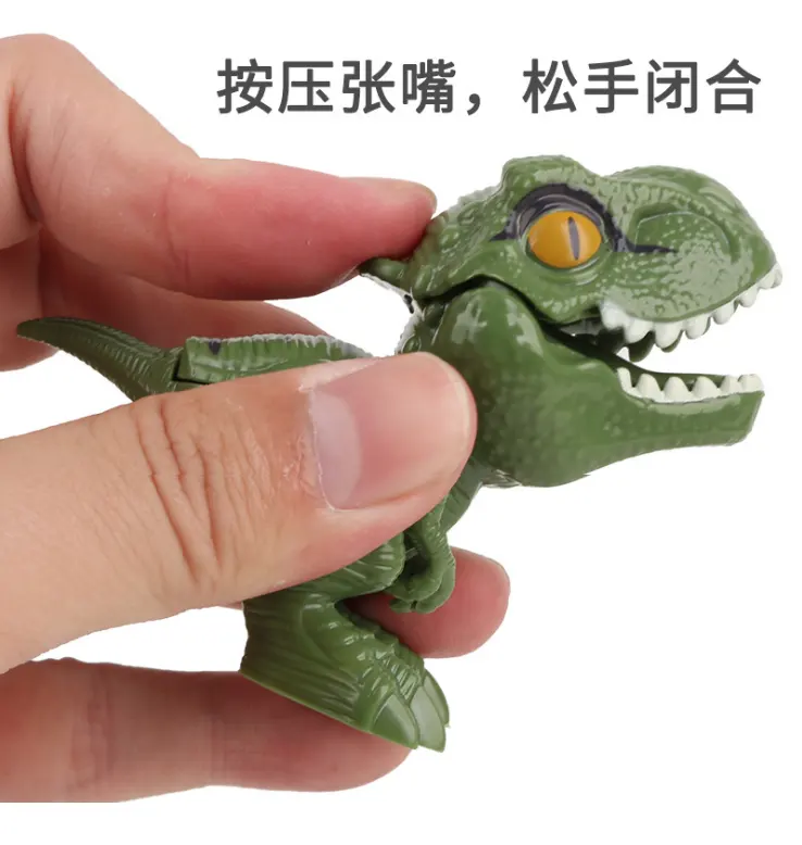 プラスチック製の指を噛む恐竜のおもちゃ