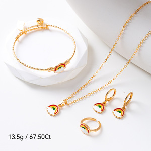Set di Gioielli per Bambine in Quattro Pezzi, Economico e Impermeabile, Collana, <span class=keywords><strong>Orecchini</strong></span>, <span class=keywords><strong>Anello</strong></span> e Braccialetto, Design Arcobaleno alla Moda - Product Image 3
