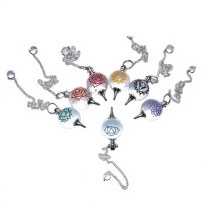 Pendentif en agate Umar gravé avec les 7 symboles des chakras, pour l'équilibre holistique, avec placage en zinc bleu pour la fabrication de bijoux - Product Image 1