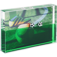 Cadre photo liquide en acrylique avec flotteurs de ballons de football et de coupes dans un fond de gazon, paillettes dans le cristal haute clarté, OEM