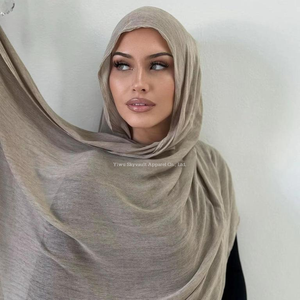 Hijab en coton froissé de qualité supérieure pour les femmes musulmanes confortable élégant imprimé longue écharpe quotidienne pour l'été plus récent - Product Image 4