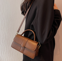 2025 nouveau Style Niche Design haute qualité Texture à la mode femmes polyvalent sac à bandoulière portable petit sac carré