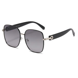 Lunettes de soleil polarisées carrées Ks-3889 pour femmes, monture noire, verres TAC, protection UV400, monture en plastique et métal, utilisation en extérieur - Product Image 1