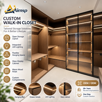 Dressing d'angle prêt à l'emploi avec rangement ouvert, espace de suspension flexible et éclairage LED intégré pour projets de villas haut de gamme