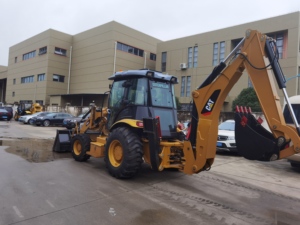 Chargeuse sur pneus à pelle rétro Caterpillar Cat420F d'occasion, moteur à quatre roues motrices 4*4, fabrication japonaise - Product Image 2