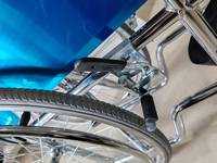 Fauteuil roulant manuel léger pliable en gros d'usine pour les personnes handicapées adapté au traitement de réadaptation