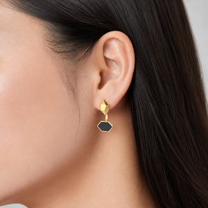 Boucles d'oreilles pendantes géométriques en acier inoxydable plaqué or 14 carats, avec polygone en acrylique noir - Product Image 5