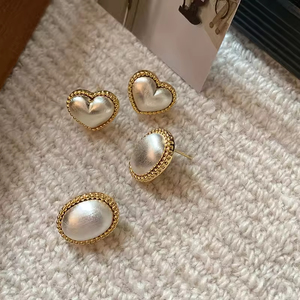 Pendientes de tuerca coreanos retro barrocos al por mayor, chapados en oro, ovalados con perlas nupciales, joyería de aleación de moda para mujer - Product Image 6