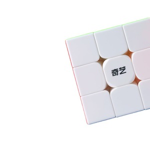 Cubo de Rubik Qiyi 3x3 de 9 cm, juguete educativo suave para adolescentes, juego de rompecabezas que estimula el cerebro - Product Image 2