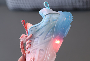 Baskets d'été pour garçons et filles Chaussures pour enfants de 1 à 6 ans en maille respirante avec lumière <span class=keywords><strong>lumineuse</strong></span> LED - Product Image 3