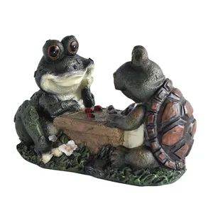Statue de décoration de grenouille d'échecs solaire, sculpture de bureau d'artisanat d'animaux en résine pour décor de piscine de paysage de mousse pour cadeau créatif de Pâques