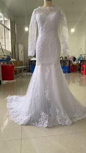 Robe de mariée élégante à col rond et manches longues en dentelle, coupe sirène illusion, pour femme - Product Image 5