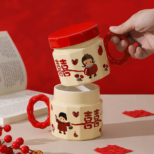 Taza de cerámica para parejas, regalo de boda, diseño de dibujos animados de doble felicidad roja, estilo lindo para recién casados - Product Image 1