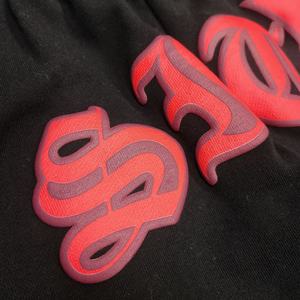 Pantalones de chándal slim fit al por mayor, de algodón con estampado de patchwork y salpicaduras de pintura graffiti, elásticos, para hombre, con estampado puff y corte acampanado. - Product Image 4