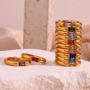 Anillo <span class=keywords><strong>de</strong></span> moda <span class=keywords><strong>de</strong></span> acero inoxidable 18K chapado en oro Rectangular colorido circón anillo <span class=keywords><strong>de</strong></span> piedra natal para mujer - Product Image 3