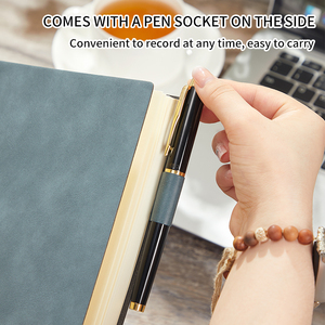 Özel Logo iş ofis çizgili kişiselleştirilmiş baskılı not defteri PU deri özel A5 ciltli günlük defteri ile kalemlik - Product Image 5