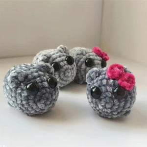 Jouet en peluche au crochet pour hamster triste avec musique porte-clés fait à la main arc rose et violon Hamster triste - Product Image 1